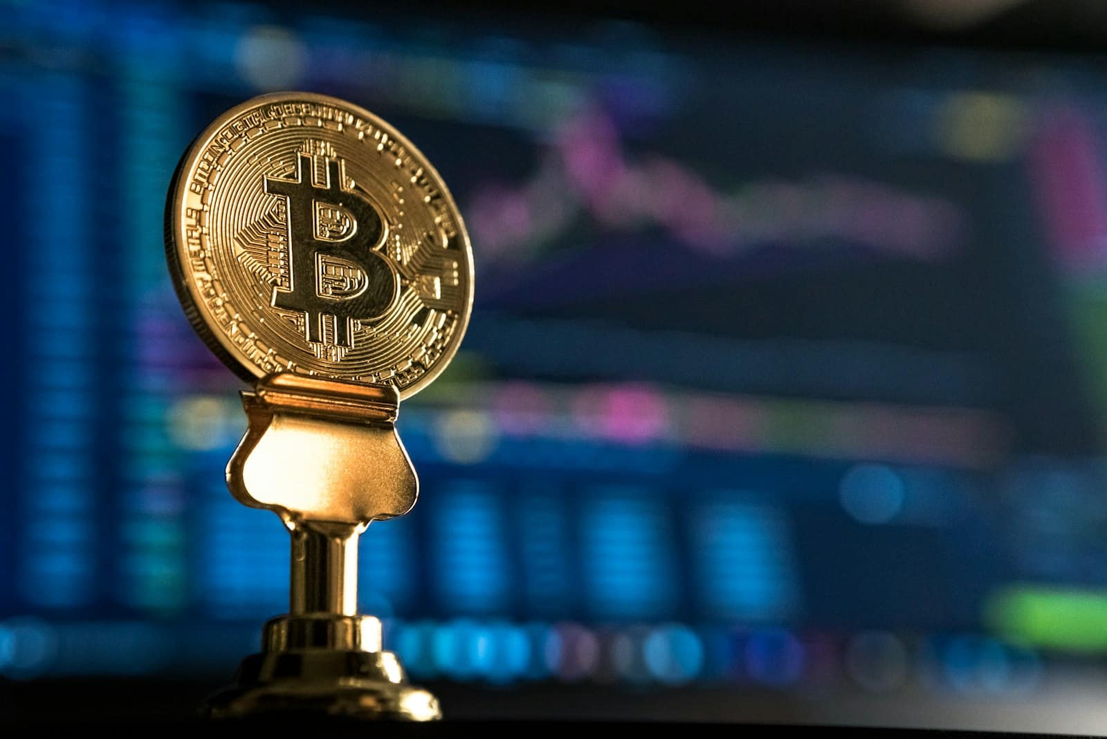Gouden cryptomunt voor een koersscherm