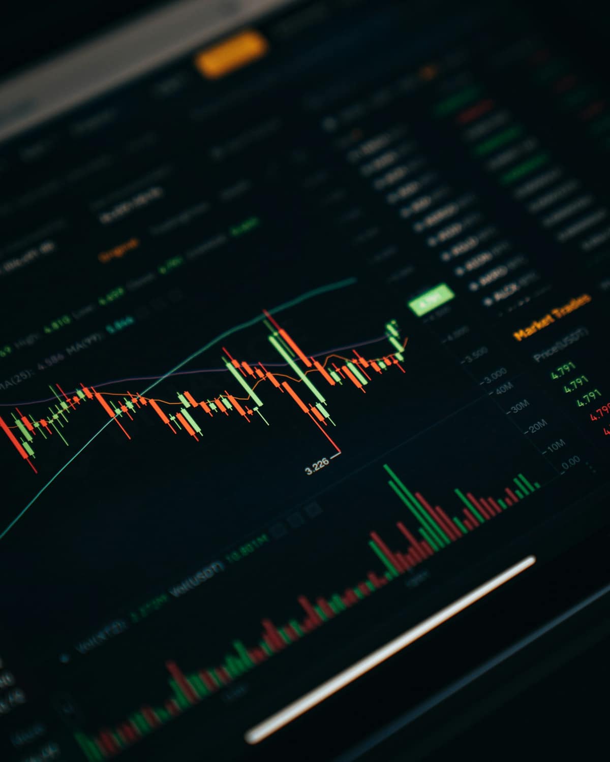 Cryptokoersen op een donker handelsscherm
